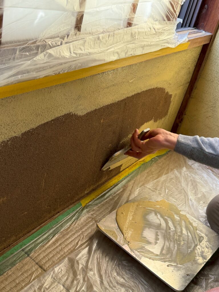 品川区小山で砂壁を総パテしている写真