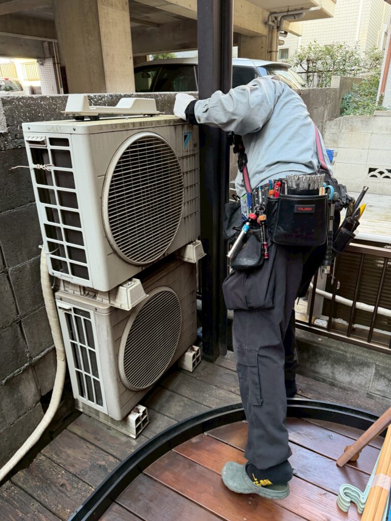 品川区平塚でサンルームに付随するエアコン室外機を撤去する写真