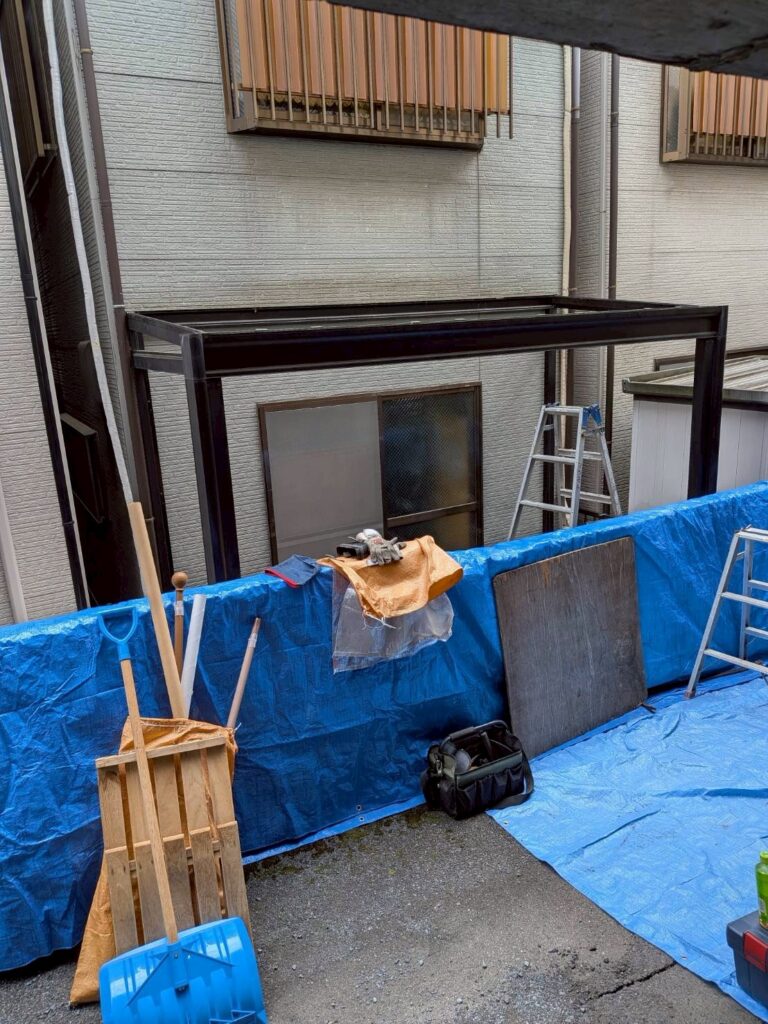 品川区平塚でサンルーム撤去のためきんりんの敷地も養生している写真