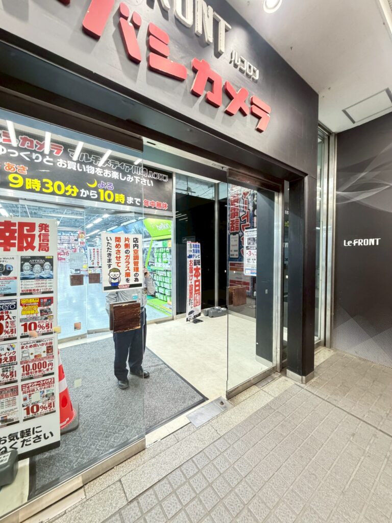 大型テナントビルさんの出入口ガラスドア割れて取り外している写真