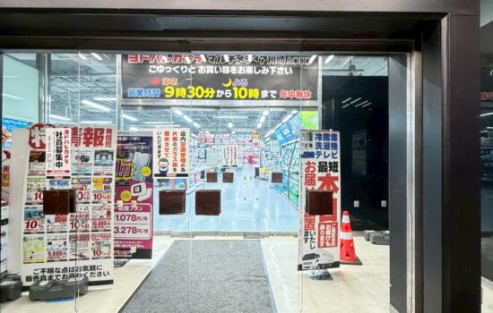 大型テナントビルさんより店舗出入口ガラスドアの交換工事のご依頼