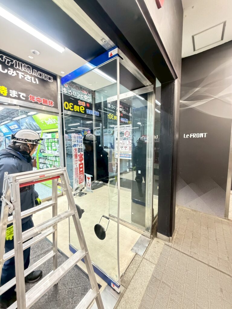 大型テナントビルさんの割れたガラスドアの代わりの新しいガラスをはめた写真