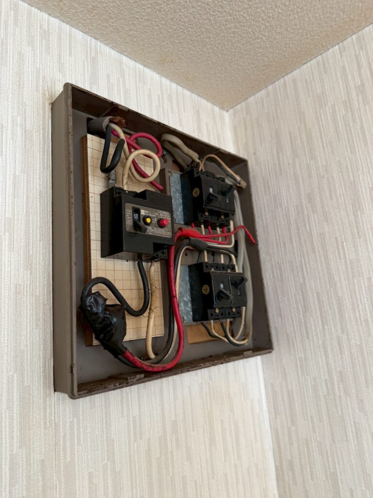 品川区小山の既存ブレーカーの中の写真