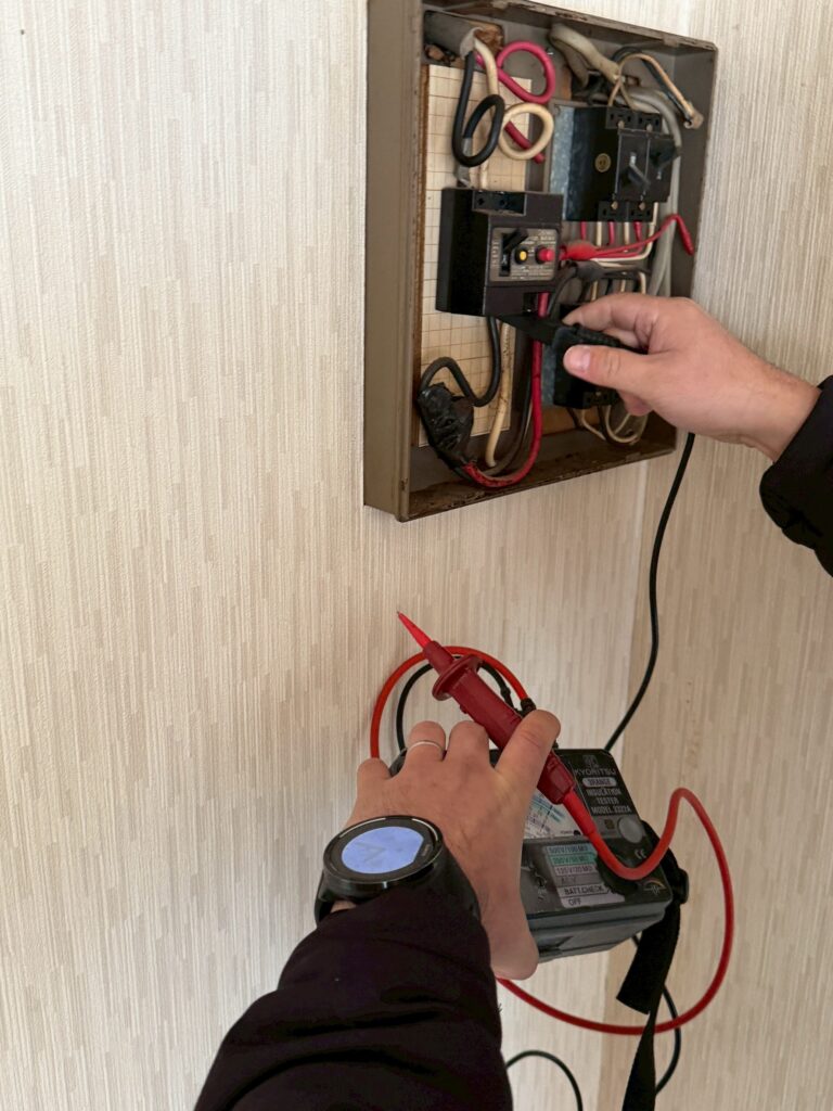 品川区小山で戸建て併用アパートの漏電調査写真