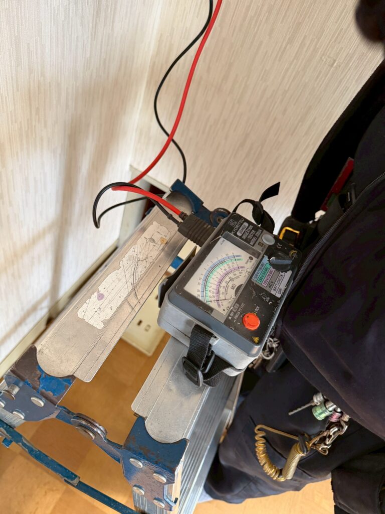 品川区小山でメガーで漏電調査している写真