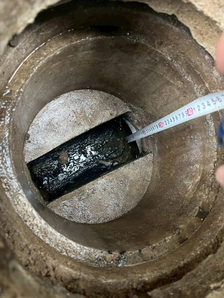 目黒区下目黒で汚水桝やりかえのために調査している写真