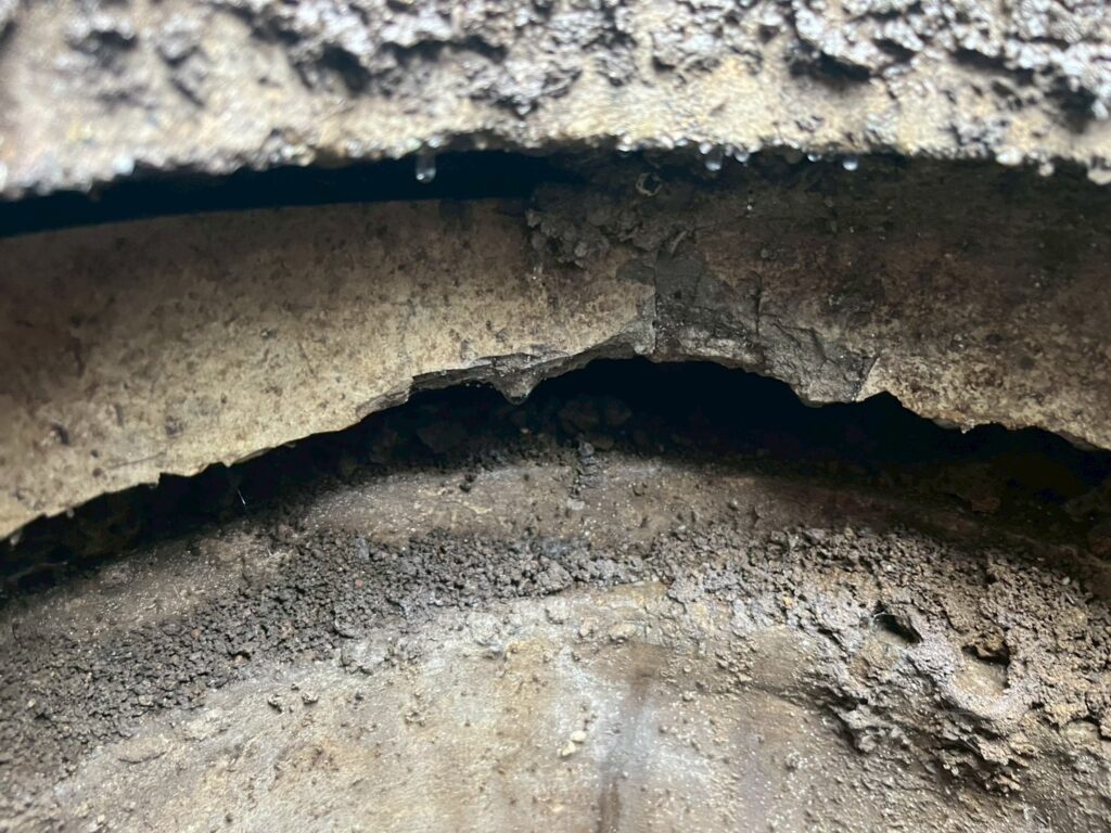 目黒区下目黒の戸建てで汚水桝の劣化を調べている写真