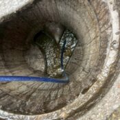 目黒区下目黒で汚水桝高圧洗浄にかける前の写真