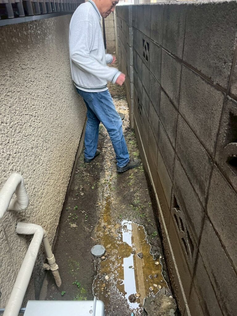 目黒区下目黒の戸建て家のまわりの汚水写真