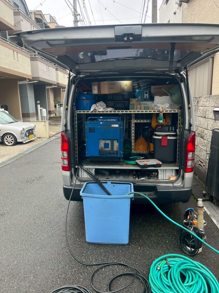 目黒区下目黒の戸建て汚水桝高圧洗浄準備写真