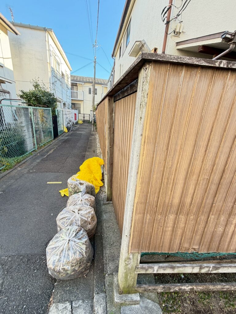 目黒区下目黒で劣化した木製フェンス既存状態の写真