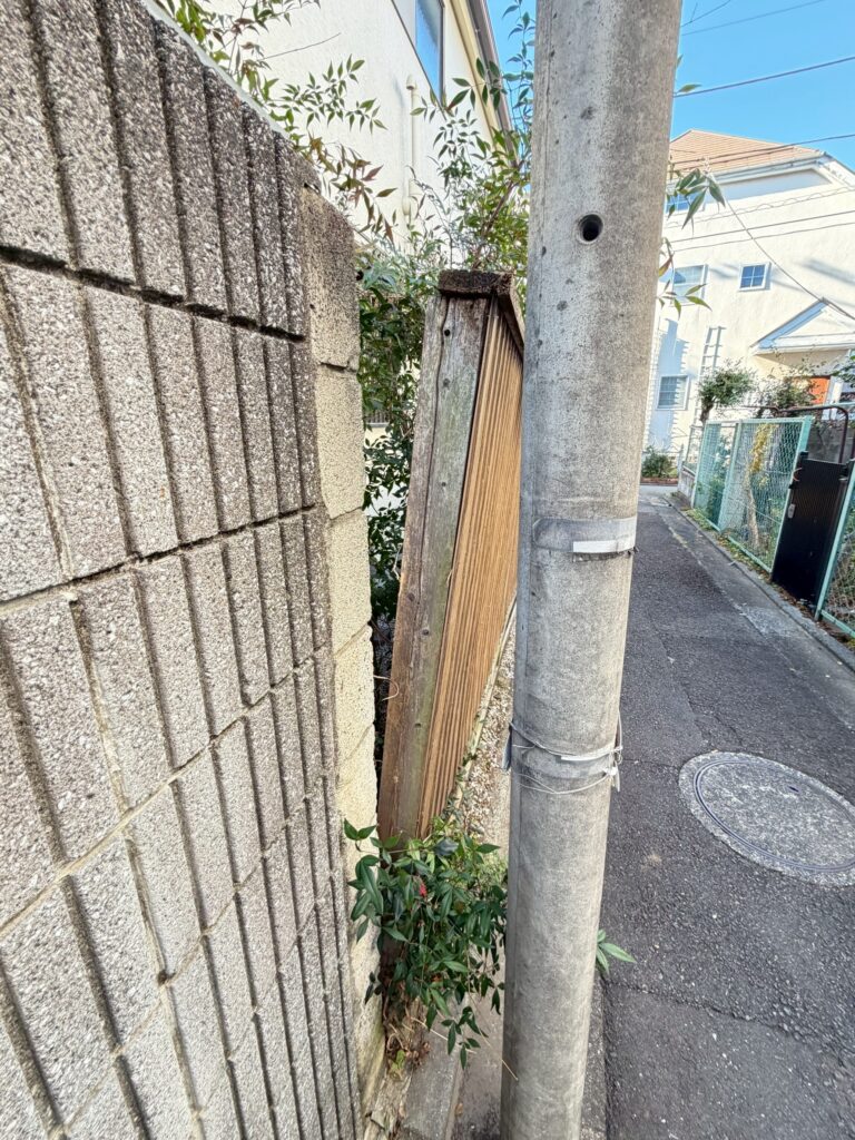 目黒区下目黒で木製フェンスが傾いている写真