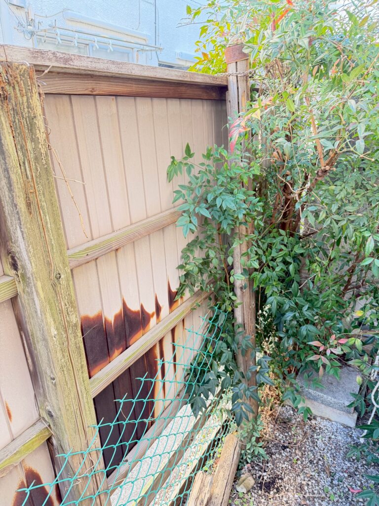 目黒区下目黒で木製フェンス劣化が見える写真