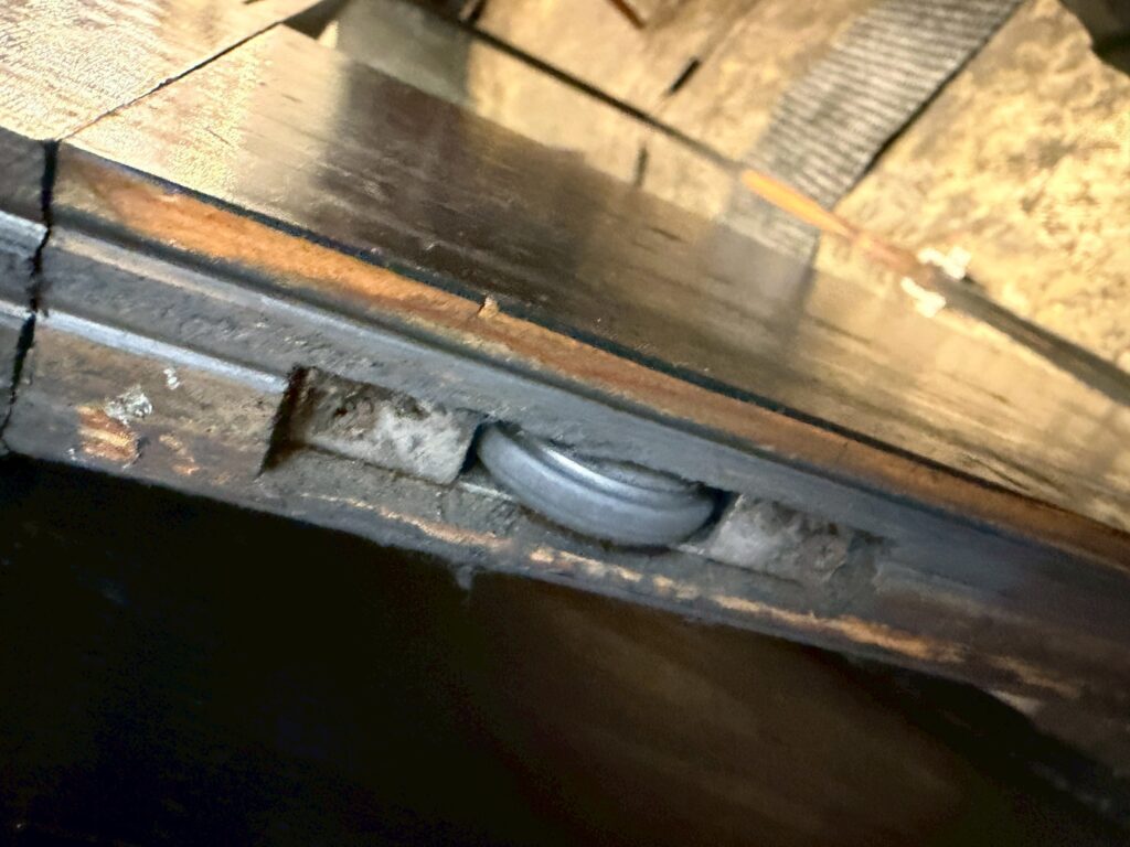 武蔵小山パルム商店街の鰻屋さんの入口ドアの戸車の写真