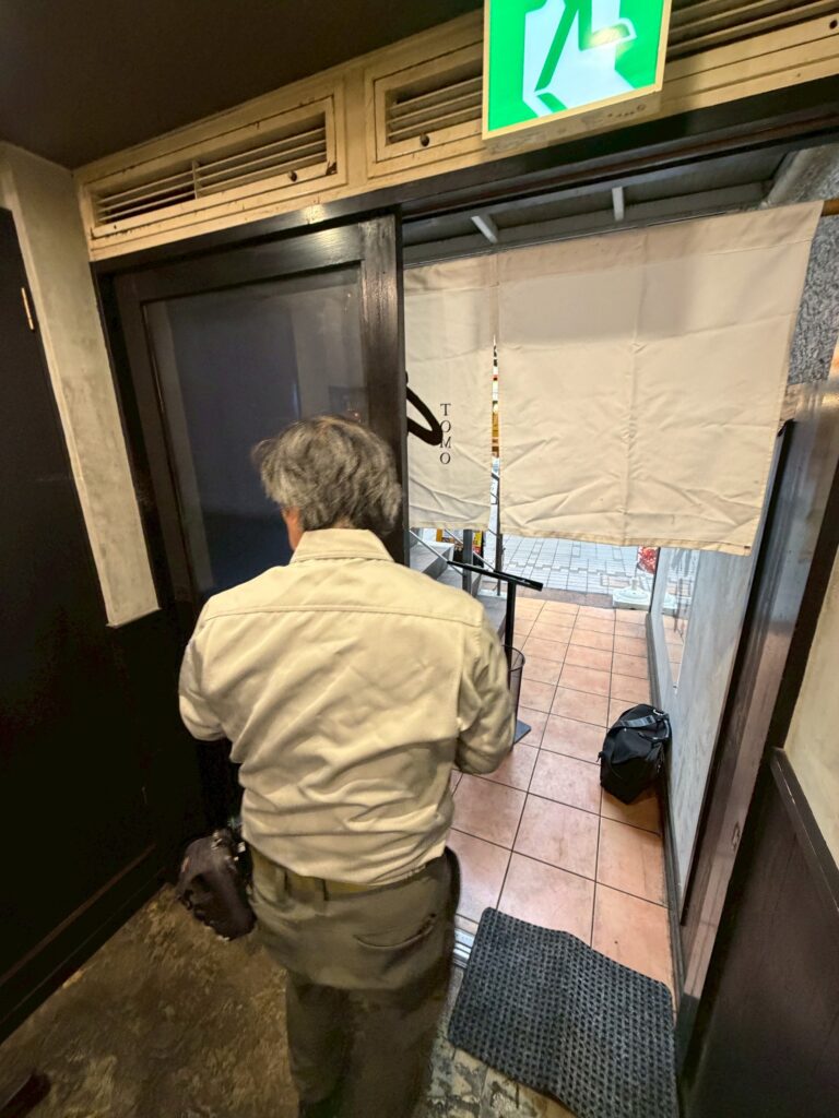 武蔵小山パルム商店街でスタッフが入り口ドアを調査している写真