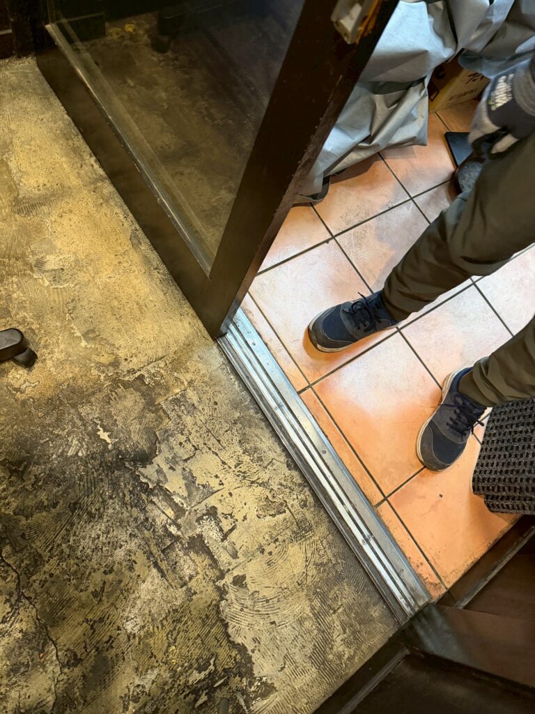 武蔵小山パルム商店街鰻屋さんの入口ドア写真