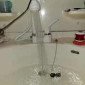 目黒区下めぐrとの洗面化粧台の水栓金具交換を終えて確認中の写真