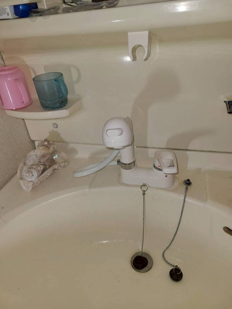 目黒区下目黒の洗面化粧台の水栓金具を新しく交換した写真