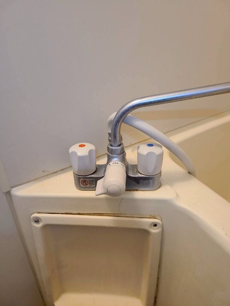 品川区小山の賃貸マンション浴室既存の2ハンドル混合栓写真