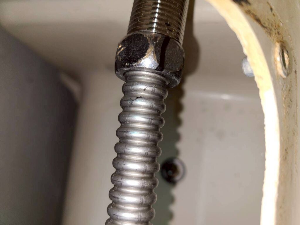 品川区小山の賃貸マンション浴室劣化したホースの写真