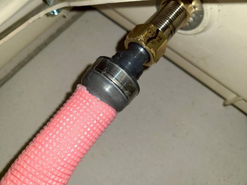 品川区小山の賃貸マンション浴室の既存のホース水栓写真