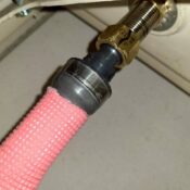 品川区小山で賃貸マンション浴室のホース劣化の写真