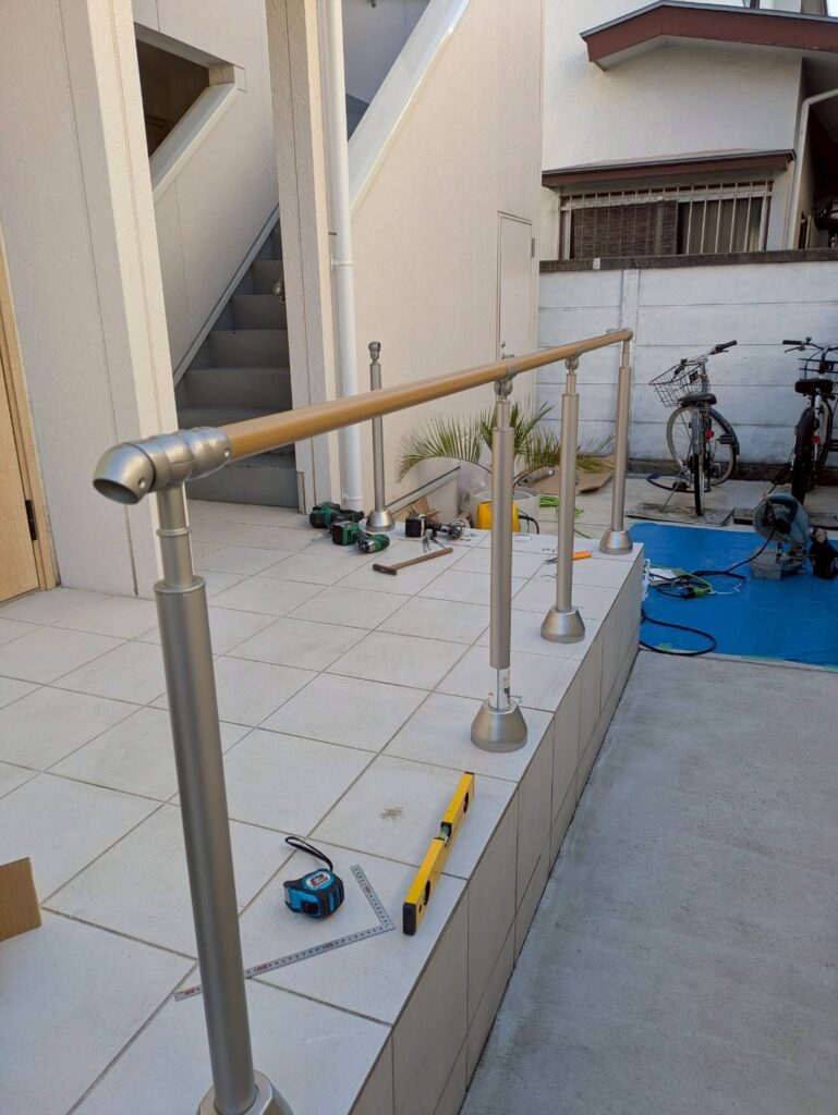 目黒区目黒本町のアパート踊り場手すりほぼ完成写真