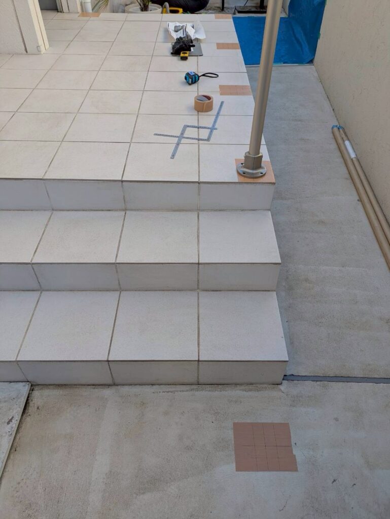 目黒区目黒本町のアパート踊り場手すり設置テープ上にアンカー試し置きの写真