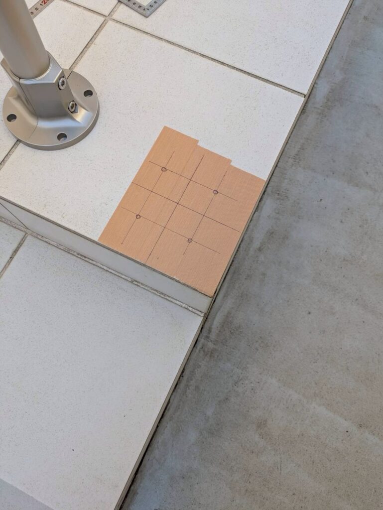 目黒区目黒本町で踊り場に手すり設置する場所にマークした写真