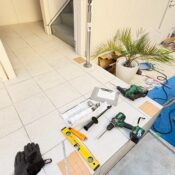 目黒区目黒本町のアパート踊り場手すり設置作業中写真