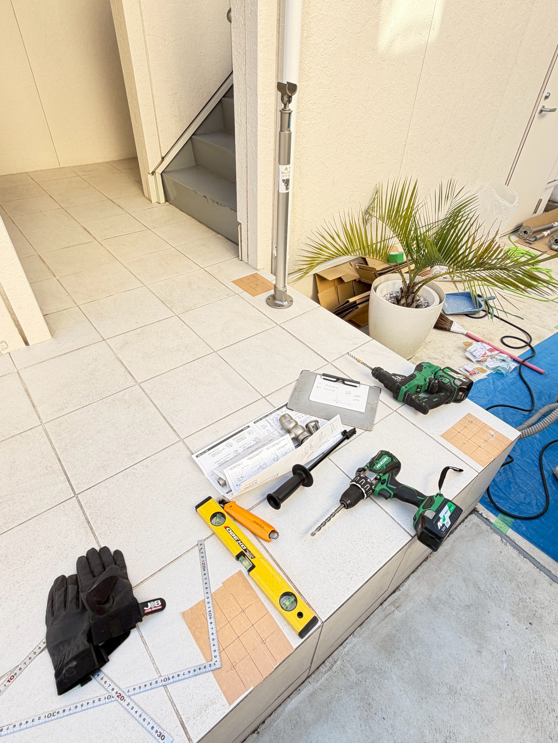 目黒区目黒本町のアパート踊り場手すり設置作業中写真