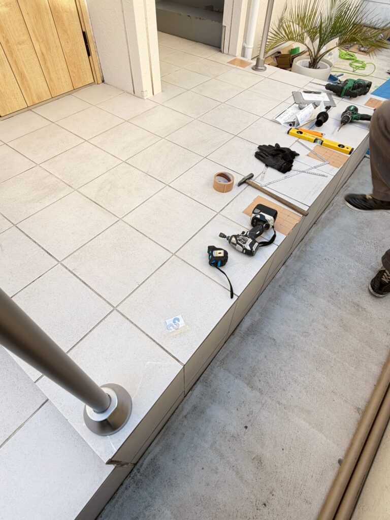 目黒本町のアパート踊り場手すりアンカーを1本打ち込んだ写真