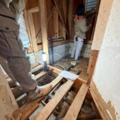 品川区で床上浸水後解体して浴室墨出し作業写真