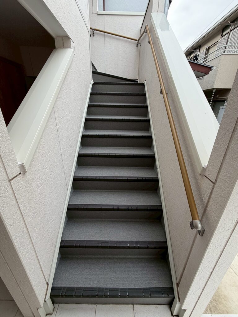 目黒区目黒本町のアパート階段長尺シート直線部分下から見た完成写真