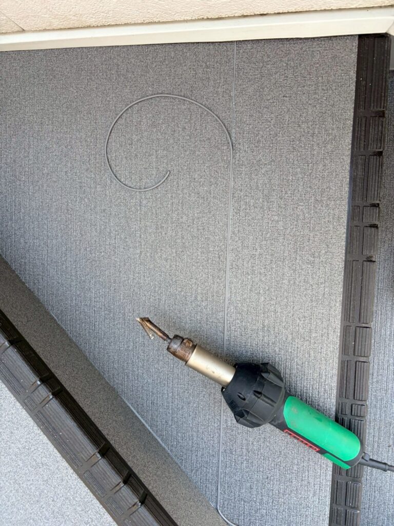 目黒区目黒本町のアパート階段長尺シート施工コーキングカッターの写真