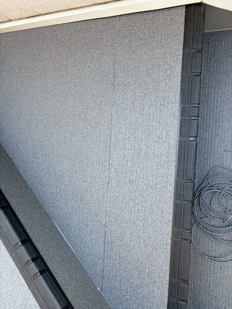 目黒区目黒本町でアパート階段長尺シート三角部分の2枚張った写真