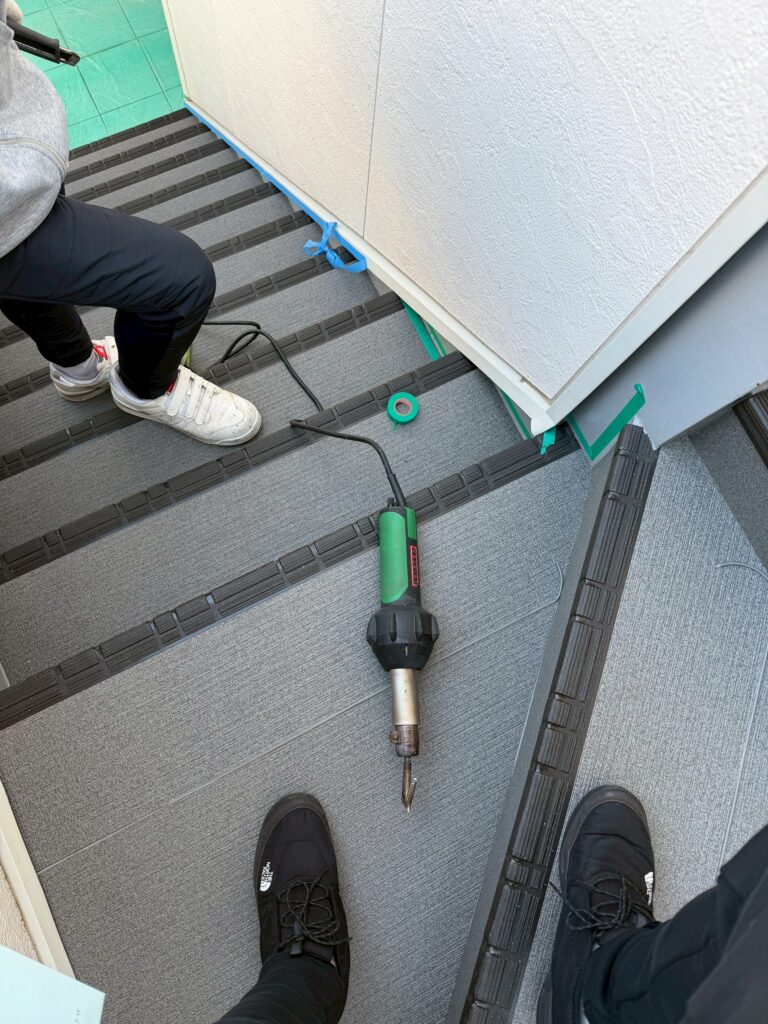 目黒区目黒本町でアパート階段の三角部分の継ぎ目コーキングカッターの写真