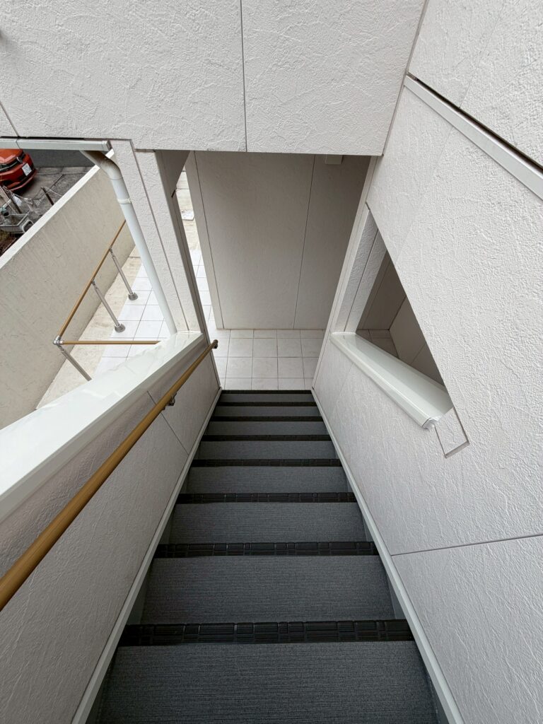 目黒本町のアパート階段長尺シート直線部分完成写真