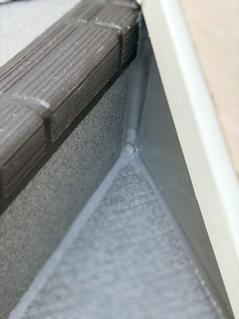 目黒区目黒本町でアパート階段の階段部分隅々までコーティングしている写真