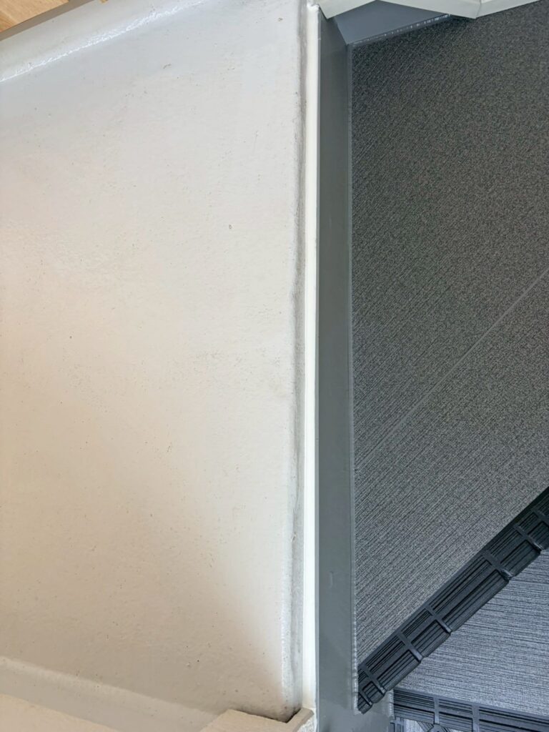 目黒区目黒本町でアパート階段の長尺シートを一番上まで張った写真
