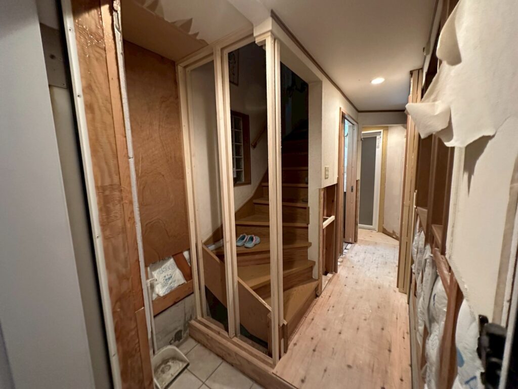 品川区で床上浸水したお宅の廊下、階段の下地処理まで終えた写真