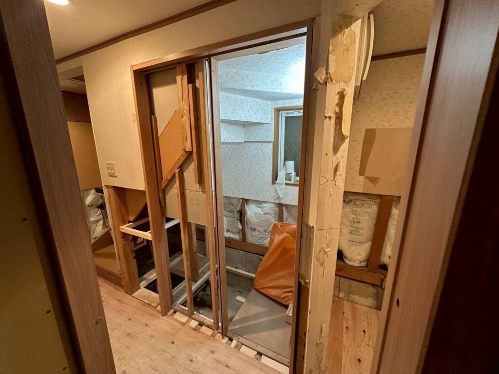 品川区で床上浸水したお宅の壁のボード貼りをしていない写真