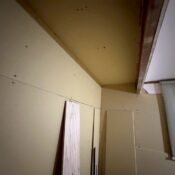 品川区で床上浸水したお宅天井と壁のボード貼りの写真