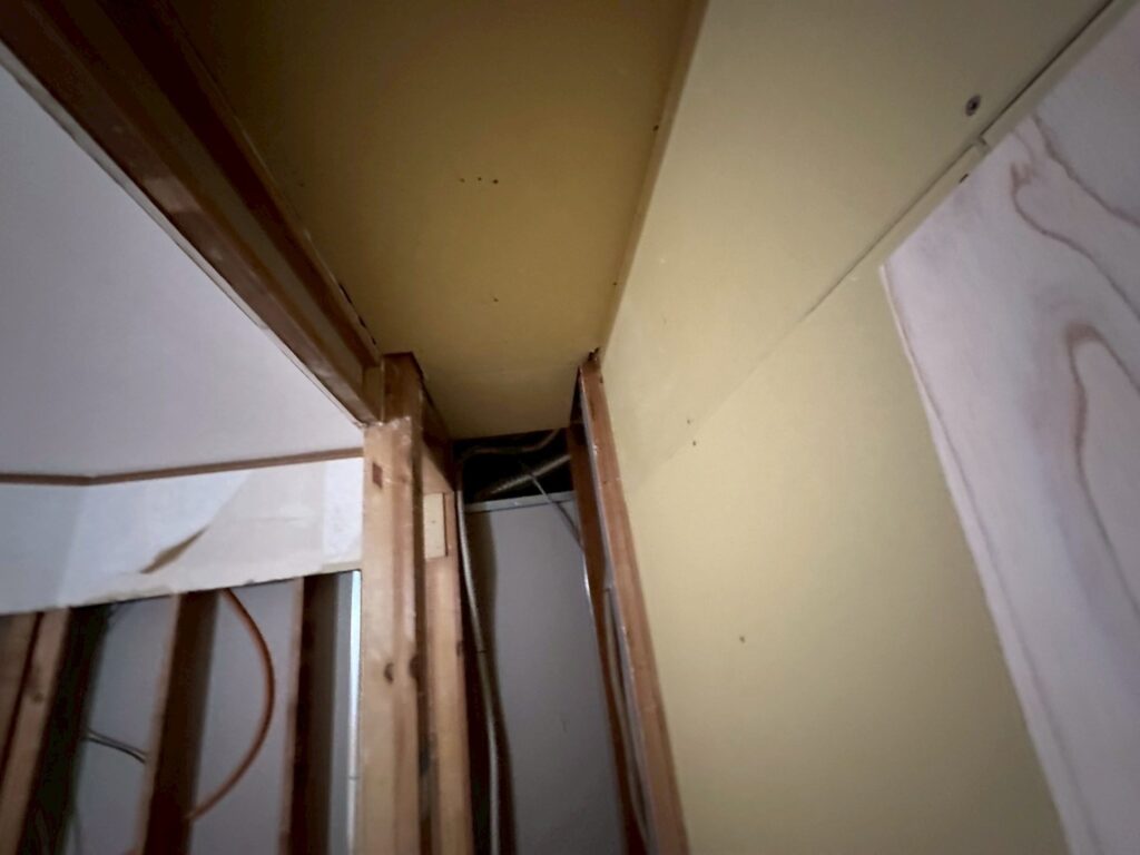 品川区で床上浸水したお宅の天井と壁のボード貼りの写真