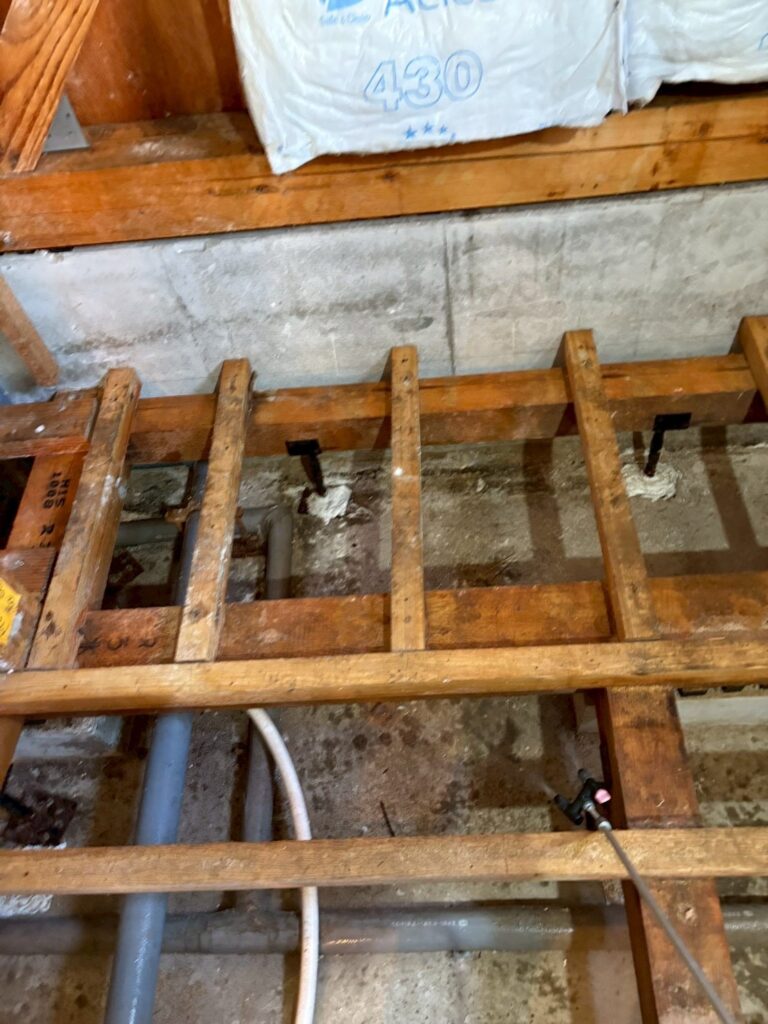 品川区で床上浸水した床や壁にスタイロフォームを詰める写真