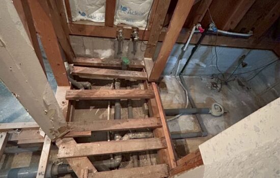 品川区で床上浸水した室内と浴室の解体作業を行いました