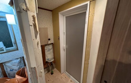 品川区で大雨被害による床解体後断熱強化とトイレ床高さ調整の施工