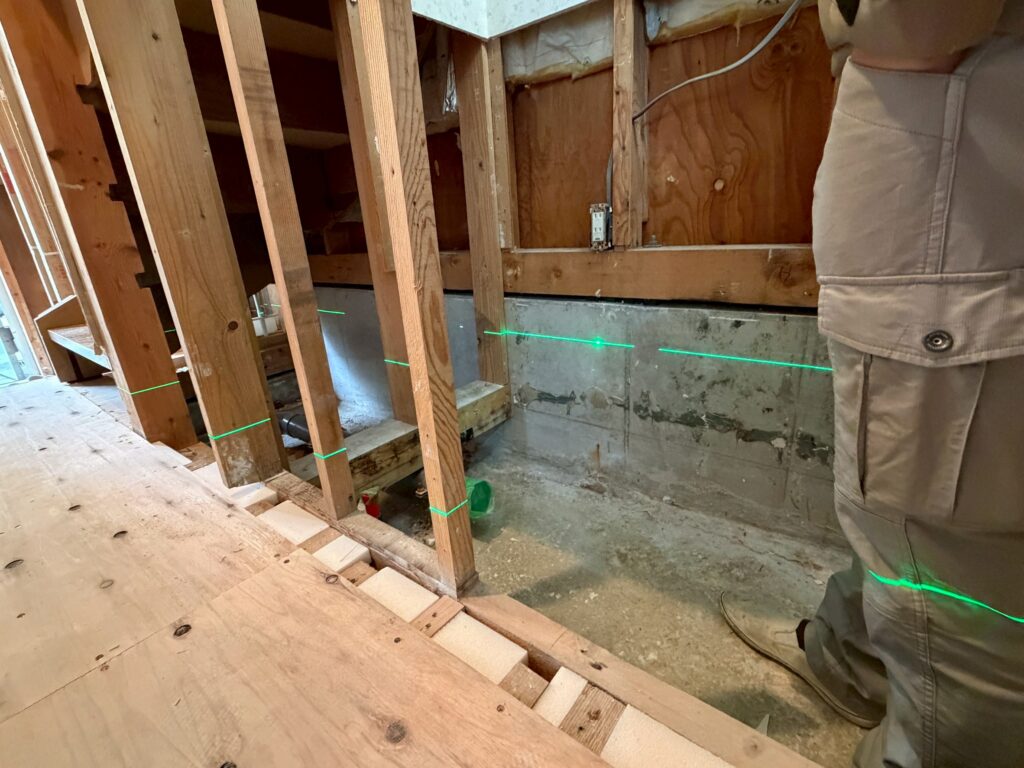 品川区床上浸水レーザー墨出し器で線を引いた写真