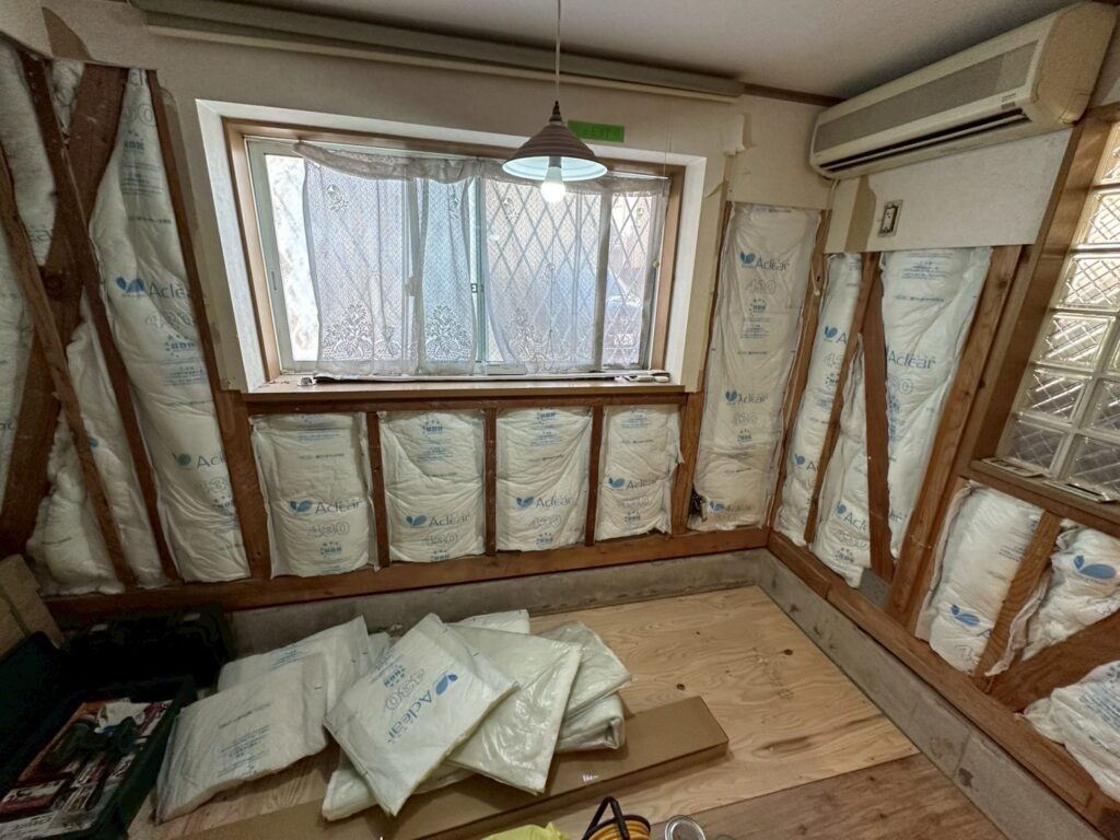 品川区床上浸水自宅部屋の壁スタイロフォームの写真