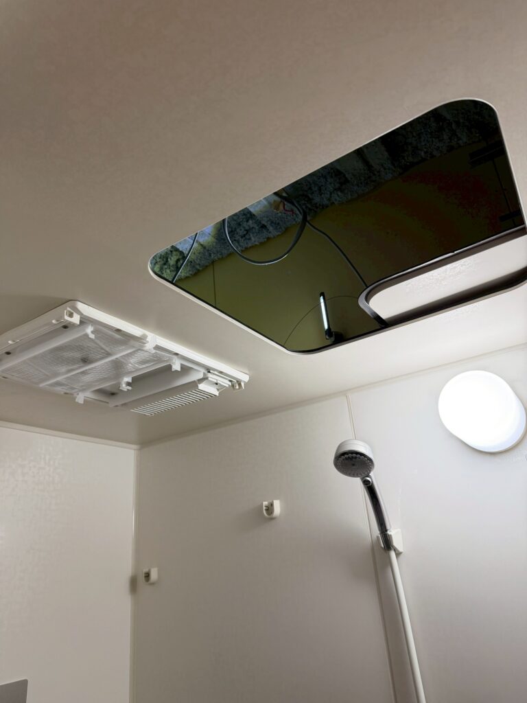 武蔵小山の賃貸マンションの浴室乾燥機交換作業中の写真